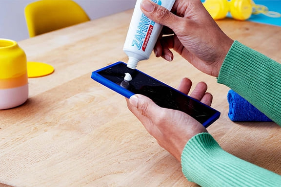 Eliminar rayones en la pantalla con dentífrico paso 3