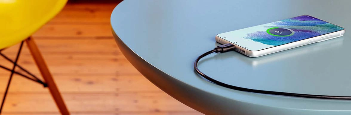 El móvil está sobre la mesa y cargado al 80%.