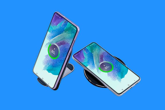 Dos teléfonos móviles cargándose de forma inductiva