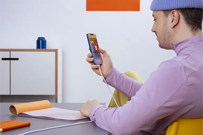 Una persona juega con su teléfono móvil.