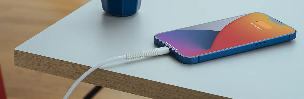 Un iPhone carga lento sobre la mesa.