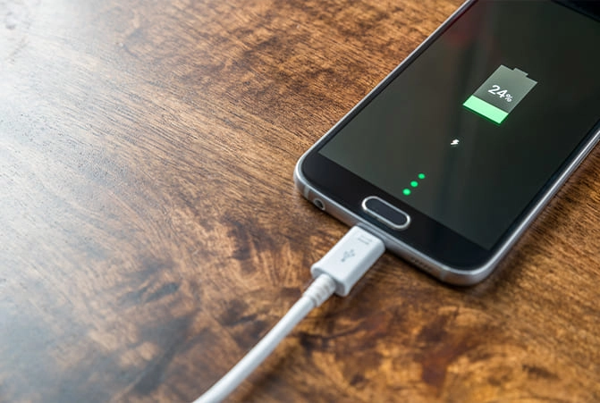 El teléfono móvil está cargado al 24%.