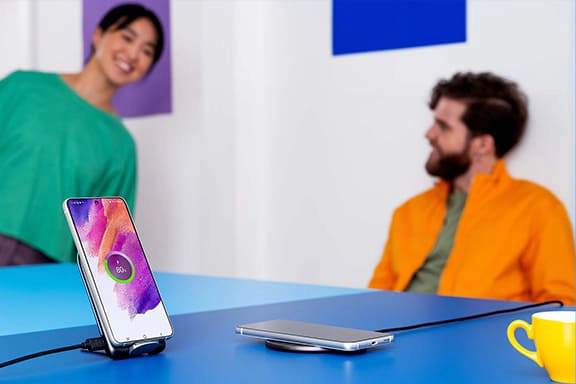 Dos teléfonos móviles Samsung se cargan en estaciones de carga inductiva