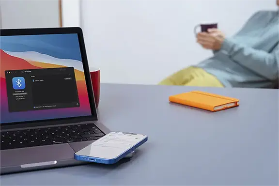 El teléfono móvil se conecta de forma inalámbrica al ordenador.