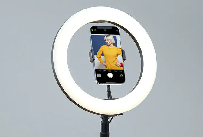 El teléfono móvil se fija a la luz anular.