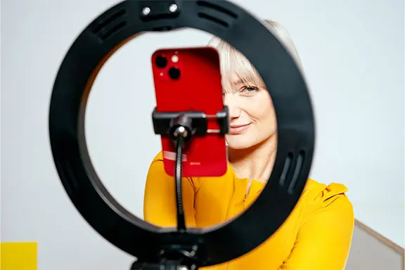 Una persona utiliza un aro de luz para mejorar sus selfies.