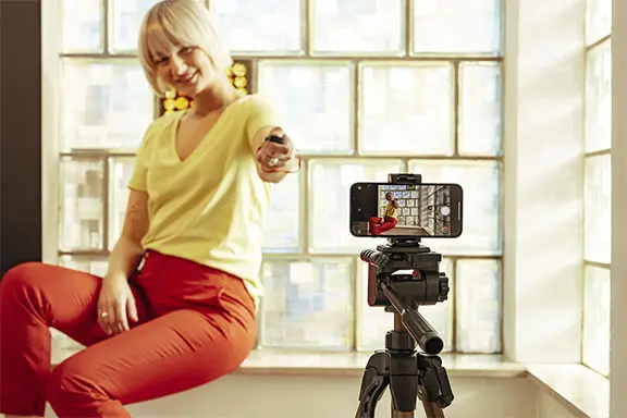 Una persona emplea diferentes fuentes de luz para selfies.