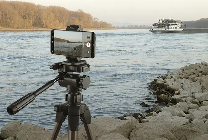 El teléfono móvil se fija al trípode y se apunta a la superficie del agua.