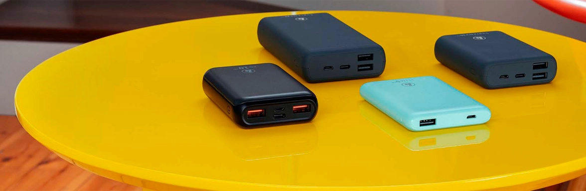 La mejor power bank: Varias power banks sobre una mesa.