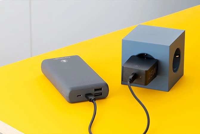 Una power bank enchufada se carga