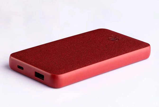 El powerbank está sobre la mesa.