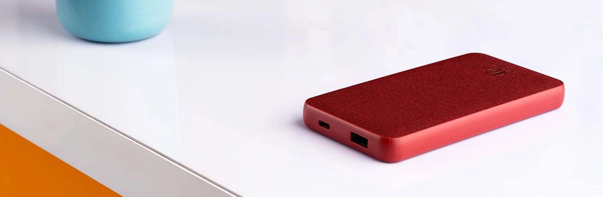 El powerbank está sobre la mesa.
