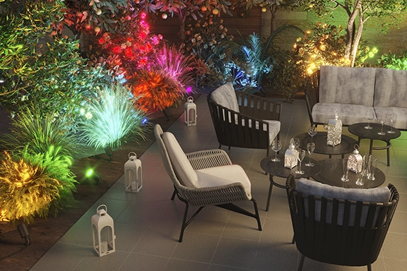Ambiente de jardín iluminado, iluminado por focos de jardín inteligentes de Hama.