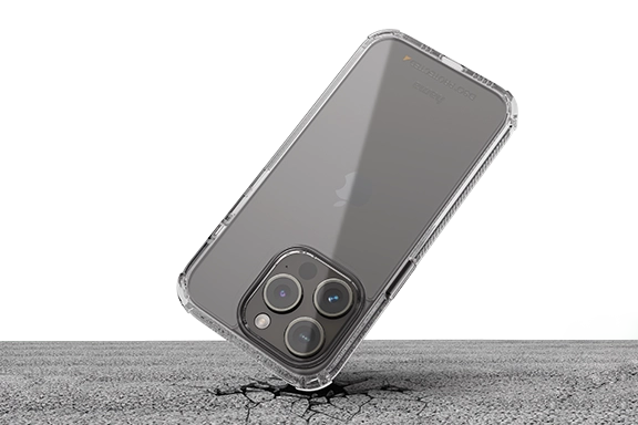 El smartphone está en la funda para móvil Hama «Extreme Protect» y cae sobre un suelo de asfalto. Pero está protegido contra daños y permanece intacto.