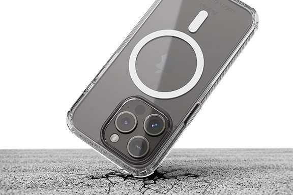 El smartphone está en la funda para móvil Hama MagCase «Extreme Protect» y cae sobre un suelo de asfalto. Pero está protegido contra daños y permanece intacto.