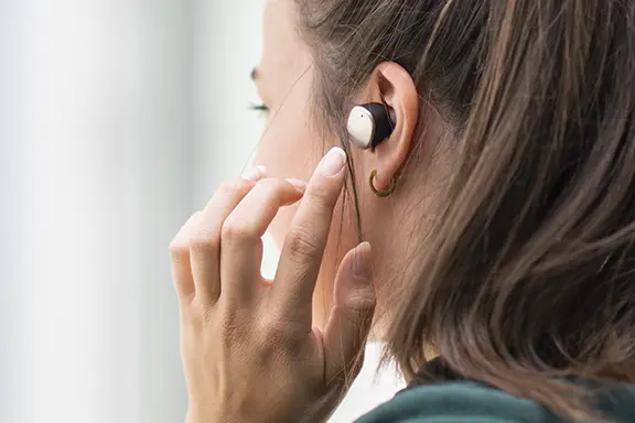 Los auriculares se manejan mediante el control táctil.