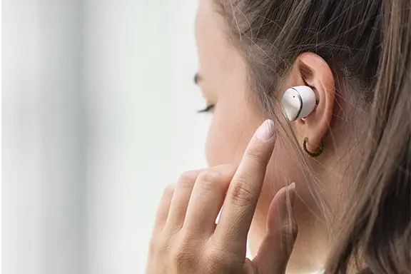 Los auriculares se manejan mediante el control táctil.