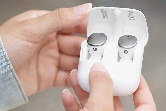Auriculares en la estación de carga.