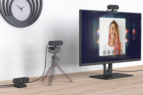 Un pupitre con pantalla y tres posibilidades de montaje para la Hama Webcam para PC "C-400", 1080p : de pie, sobre trípode o montada en una pantalla