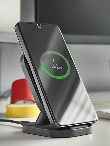 El smartphone se carga con el cargador inalámbrico.