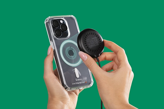 Dos manos sostienen un smartphone en una funda MagCase de Hama y el cargador inductivo de Hama