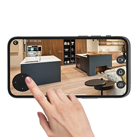 El dedo índice de una mano derecha toca el control de movimiento de la cámara en la aplicación Smart Home abierta para girarla e inclinarla.